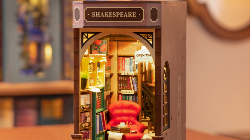 Moniques supergave avontuur met de Shakespeare book nook!