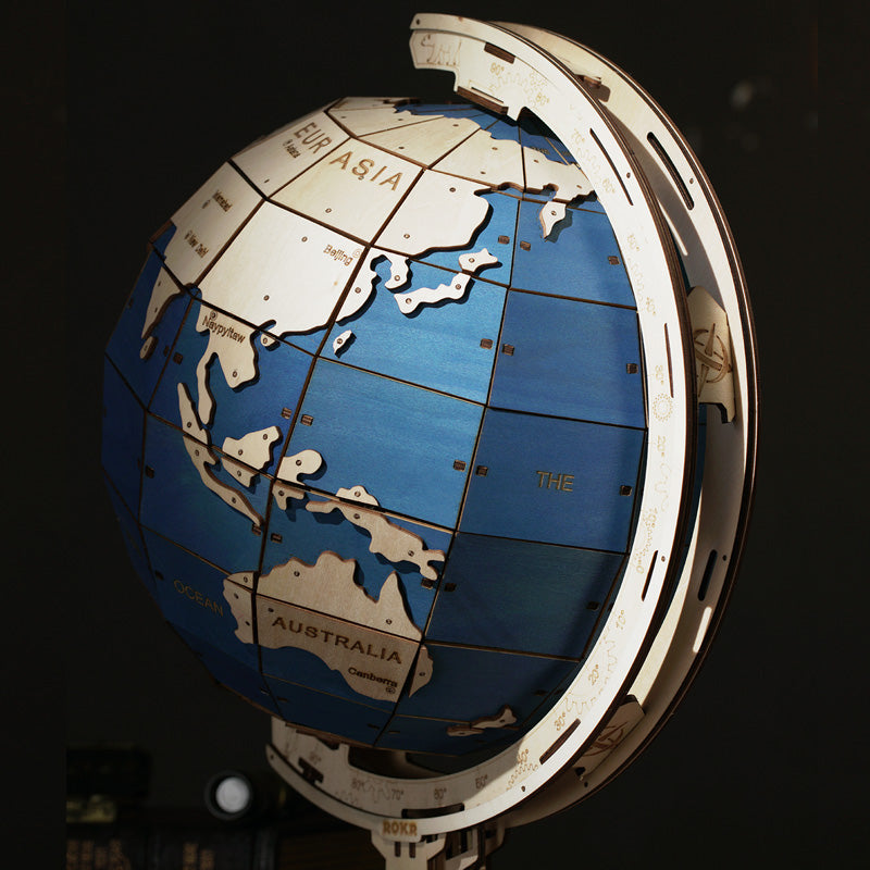 Sfeerindruk met een donkere achtergrond van de Robotime Globe Super Size, houten modelbouw van een grote wereldbol