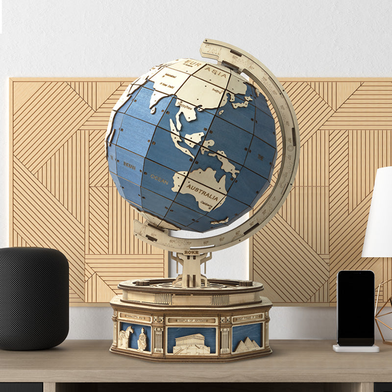 Sfeerfoto van de Robotime Globe Super Size in een sfeervolle, lichte woonkamer